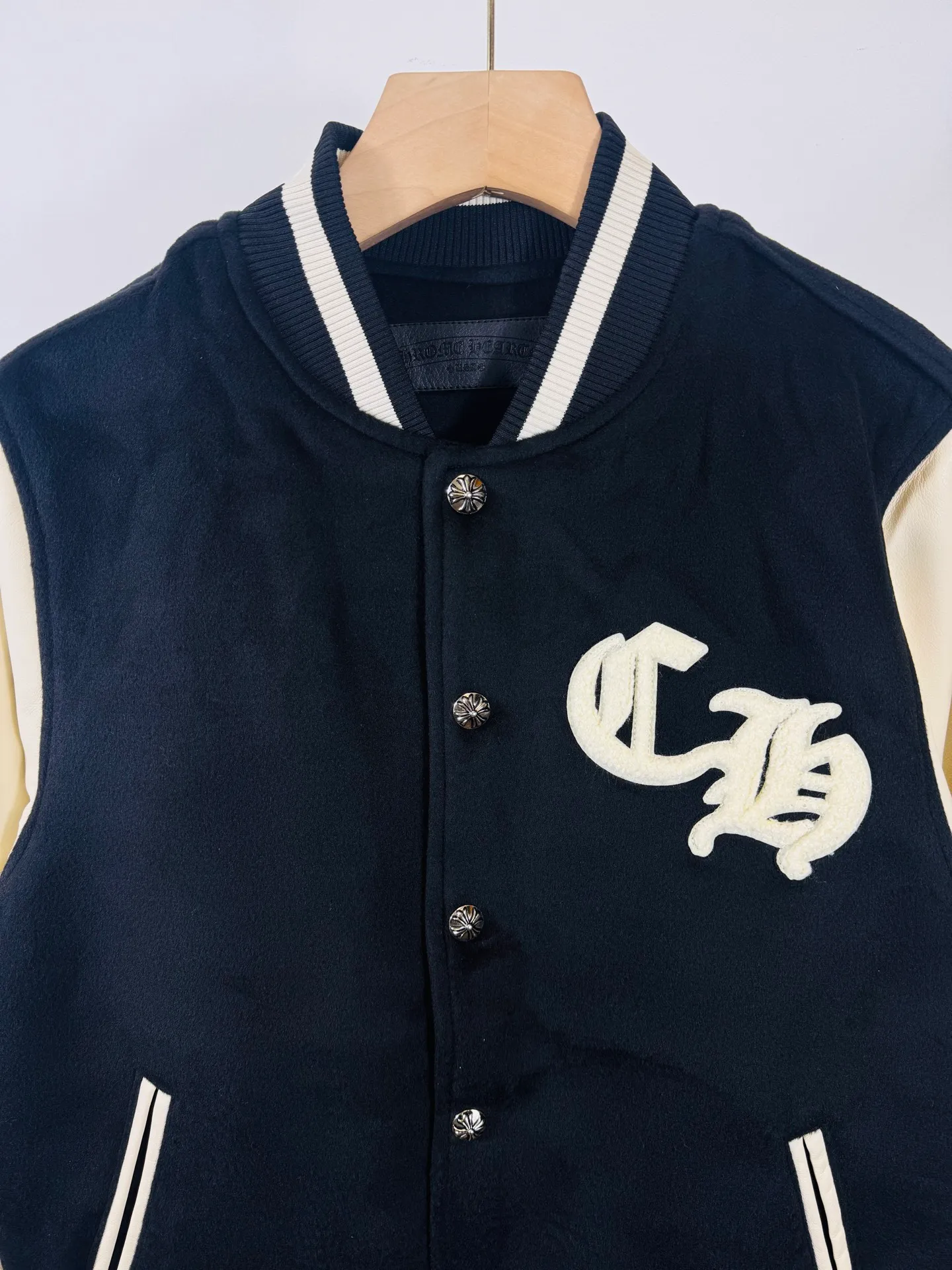 P520 top version 🐮 Real shot without P, ​​different from market products] Chrome Hearts 🍁Winter clothing is coming🍁 Sanskrit cross woolen leather sleeves spliced ​​baseball embroidered cotton jacket, heavy embroidery ➕ both sleeves and whole leather, counter synchronization, heavy industry! ! Customized version of thickened woolen fabric, silk lining, customized version of hardware, not the ordinary version on the market! ! Recommended colors: black and white color matching Code numbers: S, M, L, XL